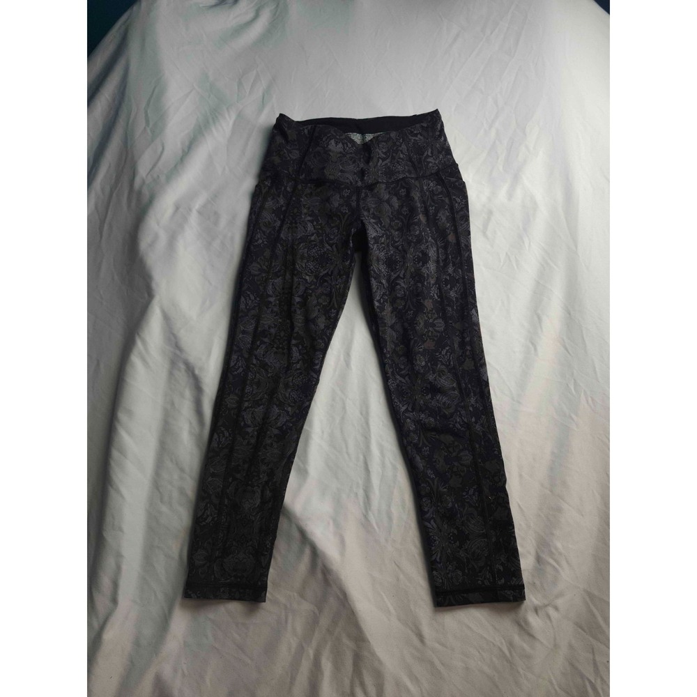 Victorias Secret Sport Knockout Capri Leggings XS Floral Athletic Gorpcore Chic